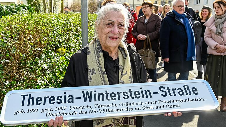 Rita Prigmore ist stolz: Seit kurzem trägt die ehemalige Hermann-Zilcher-Straße in Würzburg den Namen ihrer Mutter Theresia Winterstein und erinnert damit an alle durch während des NS-Regimes verfolgten und ermordeten Sinti und Roma. Rita Prigmore ist stolz: Seit kurzem trägt die ehemalige Hermann-Zilcher-Straße in Würzburg den Namen ihrer Mutter Theresia Winterstein und erinnert damit an alle durch während des NS-Regimes verfolgten und ermordeten Sinti und Roma.
