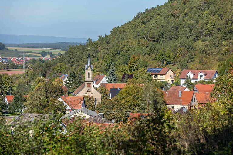Blick auf Burghausen, einem Stadtteil von Münnerstadt, der am südwestlichen Fuß und Abhang des Michelsberges liegt. Blick auf Burghausen, einem Stadtteil von Münnerstadt, der am südwestlichen Fuß und Abhang des Michelsberges liegt. 