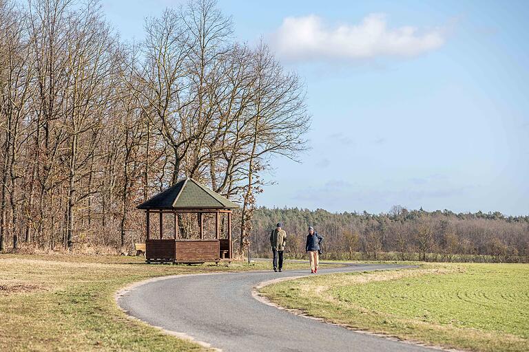 Unterwegs auf dem Schwarzacher Kulturwanderweg: Die abwechslungsreiche Strecke führt durch Acker- und Brachland, Streuobstwiesen, Wald, Seen und an der Schwarzach entlang. Unterwegs auf dem Schwarzacher Kulturwanderweg: Die abwechslungsreiche Strecke führt durch Acker- und Brachland, Streuobstwiesen, Wald, Seen und an der Schwarzach entlang.