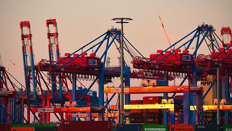 OECD senkt Konjunkturprognose für Deutschland       -  Geopolitische Unsicherheiten belasten die Weltwirtschaft. (Archivbild)