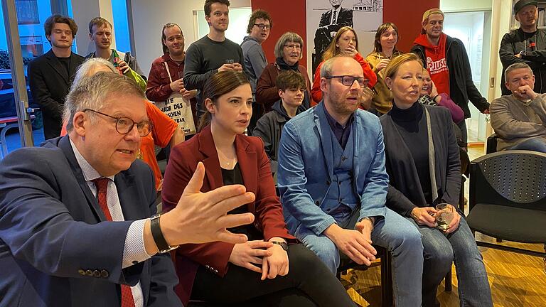 Gebannt blickt Katharina Räth am Wahlabend um 18 Uhr im Hannsheinz-Bauer-Haus der SPD auf die ersten Prognosen. Mit ihr im Bild (von links) der Landtagsabgeordnete Volkmar Halbleib, der stellvertretende Vorsitzende der SPD-Unterbezirks Würzburg-Stadt, Alexander Kolbow und die Kandidatin der SPD für die Oberbürgermeisterwahl, Eva von Vietinghoff-Scheel. Gebannt blickt Katharina Räth am Wahlabend um 18 Uhr im Hannsheinz-Bauer-Haus der SPD auf die ersten Prognosen. Mit ihr im Bild (von links) der Landtagsabgeordnete Volkmar Halbleib, der stellvertretende Vorsitzende der SPD-Unterbezirks Würzburg-Stadt, Alexander Kolbow und die Kandidatin der SPD für die Oberbürgermeisterwahl, Eva von Vietinghoff-Scheel.