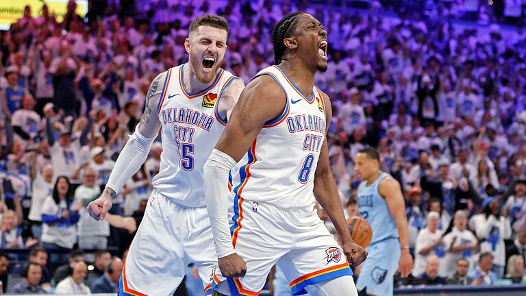 Oklahoma City Thunder - Memphis Grizzlies       -  Center Isaiah Hartenstein und Jalen Williams jubeln beim Sieg der Thunder.