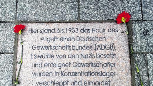 Gedenkstein Augustinerstraße 6: Die neue errichtete Tafel erinnert an die Besetzung des Gewerkschaftshauses am 10. März 1933 durch die Nationalsozialisten.