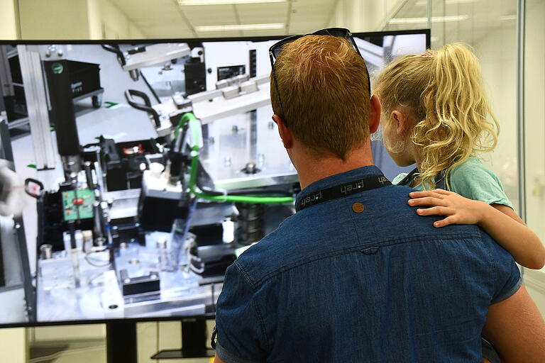 „Hier arbeite ich“. Gerne schauten sich die jüngeren Gäste die Arbeitsstätte von Vater oder Mutter an und waren ganz schön stolz, was ihre Eltern für wichtige Sachen „bauen“. „Hier arbeite ich“. Gerne schauten sich die jüngeren Gäste die Arbeitsstätte von Vater oder Mutter an und waren ganz schön stolz, was ihre Eltern für wichtige Sachen „bauen“.