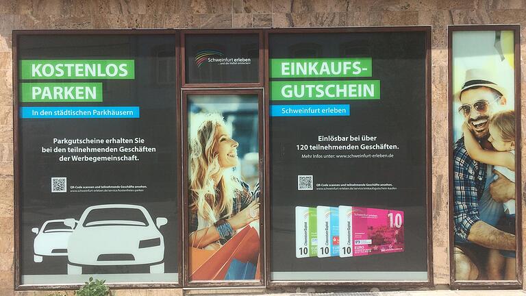 Schöner leerstehen: Beispiel für attraktiv abgeklebte Schaufenster von schon länger verwaisten Geschäftsräumen in der 1a-Lage Spitalstraße. Der IHK-Bezirksausschuss Schweinfurt hat der Stadt ein eigenes Konzept zur Schweinfurter Innenstadtentwicklung zugeschickt. Schöner leerstehen: Beispiel für attraktiv abgeklebte Schaufenster von schon länger verwaisten Geschäftsräumen in der 1a-Lage Spitalstraße. Der IHK-Bezirksausschuss Schweinfurt hat der Stadt ein eigenes Konzept zur Schweinfurter Innenstadtentwicklung zugeschickt. 