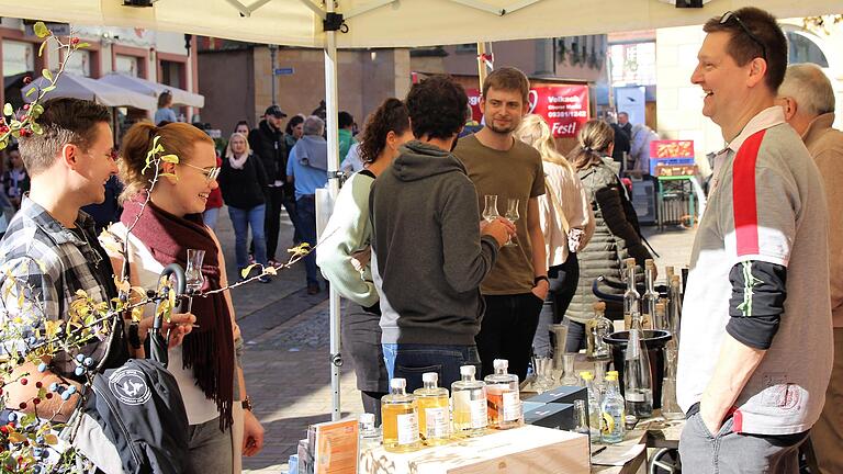 Gelöste Stimmung herrschte am Wochenende beim ersten Volkacher Genuss- und Destillat-Festival unter Besuchern und Ausstellern.