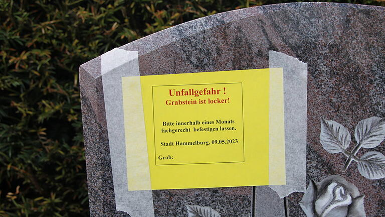 Die lockeren Grabsteine werden mit einem gelben Zettel markiert. - Die lockeren Grabsteine werden mit einem gelben Zettel markiert. Die lockeren Grabsteine werden mit einem gelben Zettel markiert. - Die lockeren Grabsteine werden mit einem gelben Zettel markiert.