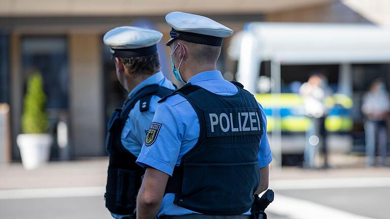 Die Polizei nahm am Karlstadter Bahnhof einen Mann fest, der sich im Zug in den Schritt fasste. (Symbolbild) Die Polizei nahm am Karlstadter Bahnhof einen Mann fest, der sich im Zug in den Schritt fasste. (Symbolbild)