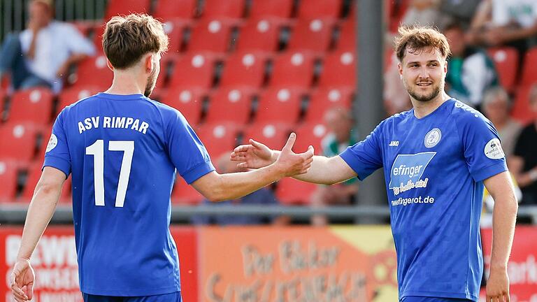 Luca Fischer (links) klatscht den dreifachen Torschützen Vincent Held ab. Der ASV Rimpar hat in der Vorbereitung auf die bevorstehende Landesliga-Saison ein Testspiel gegen den Bezirksliga-Aufsteiger SV Kürnach mit 3:1 gewonnen.