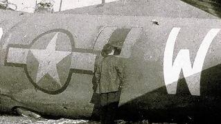 Diese Aufnahme zeigt vermutlich den       -  Diese Aufnahme zeigt vermutlich den Treffer, der Funker Edwin Mattern
an Bord der unterhalb der Waldesruh notgelandeten 'Eiserne Jungfrau'
(Iron Maiden) am 14. Oktober 1943 beim zweiten Luftangriff der
Amerikaner auf Schweinfurt ein Auge und ein Bein kosten soll. Links ist an der
Unterseite die Stelle zu sehen, an der vermutlich ein Flakgeschoss
einschlug, um an der Oberseite des Rumpfes auf der anderen Seite wieder
auszutreten, wie die aufgeschlitzte Außenhaut zeigt. Das Bild stammt
ebenfalls von Egon Lutz aus Neuhausen.