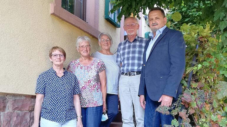 Das Foto zeigt (von links): Die neue dritte Vorsitzende Elfriede Geiger, Ehrenmitglied Hiltrud Hippeli, Schriftführerin Christa Neusinger, Kassier Otto Meixner und ersten Vorsitzenden Richard Mehler.&nbsp;