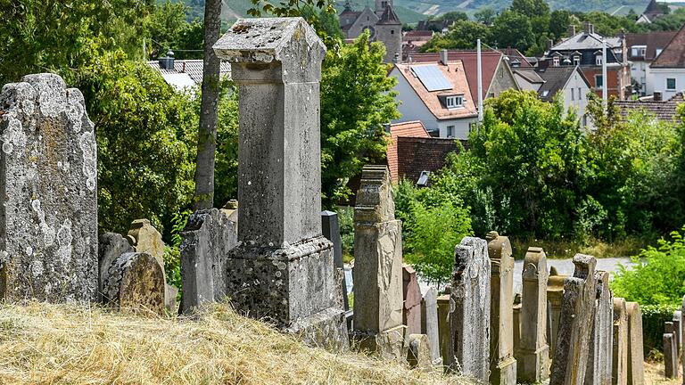 Das Besondere am jüdischen Friedhof: Der Blick auf den Würzburger Stadtteil Heidungsfeld und die hügelige Fläche. Das Besondere am jüdischen Friedhof: Der Blick auf den Würzburger Stadtteil Heidungsfeld und die hügelige Fläche. 