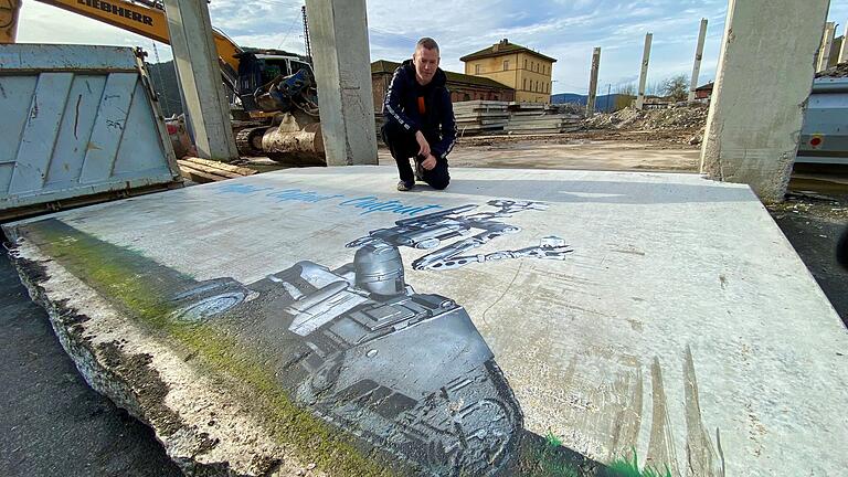 Der Roboter 'Johnny 5' prangt seit drei Jahren auf der Lagerhalle gegenüber dem Gemündener Getränkemarkt Weimann – jetzt soll er eine neue Heimat finden. Der Roboter 'Johnny 5' prangt seit drei Jahren auf der Lagerhalle gegenüber dem Gemündener Getränkemarkt Weimann – jetzt soll er eine neue Heimat finden.