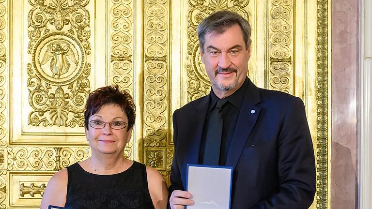 Im Münchner Prinz-Carl-Palais verlieh Ministerpräsident Markus Söder den bayerischen Verdienstorden an Romy Straub, Vorsitzende der Bad Neustädter Tafel. Im Münchner Prinz-Carl-Palais verlieh Ministerpräsident Markus Söder den bayerischen Verdienstorden an Romy Straub, Vorsitzende der Bad Neustädter Tafel.