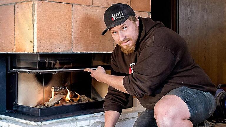 Ist schon seit Jahren sein eigener Chef: Ofenbauer Max Herde, hier auf einer Baustelle in einem Wohnhaus. Ist schon seit Jahren sein eigener Chef: Ofenbauer Max Herde, hier auf einer Baustelle in einem Wohnhaus.