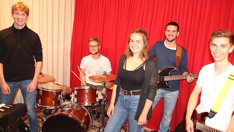 Die Karlstadter Band 'Enisa' in ihrem Proberaum (von links): Emil Stöhr, Lukas Netrval, Helen Schmitt, Josef Stöhr und Michael Netrval.