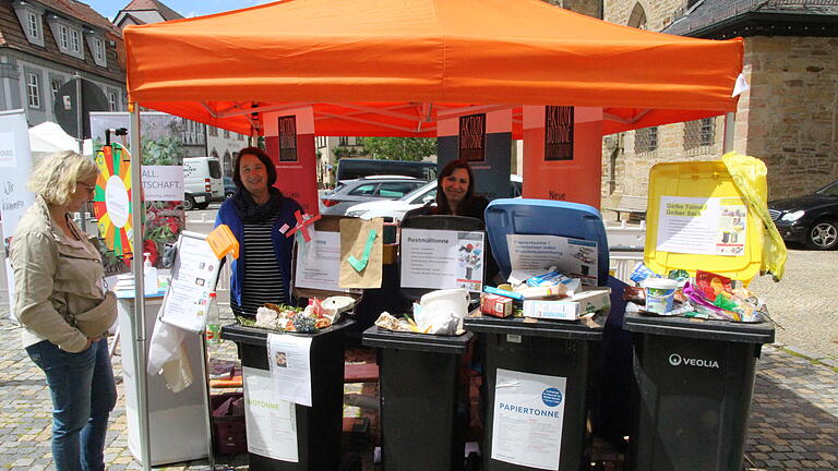 Der Aktionstag der tollen Tonne am Sonntag auf dem Marktplatz in Gerolzhofen war ein voller Erfolg. Das Informationsangebot rund um Abfallbeseitigung und Müllverwertung war riesig und reichte von der Mikroplastikvermeidung in privaten Haushalten bis zur Wiederverwertung wertvoller Rohstoffe. Die Stadtgärtnerei informierte über vom Aussterben bedrohtes Pflanzgut und stellte mit den Kindern Saatbomben her.