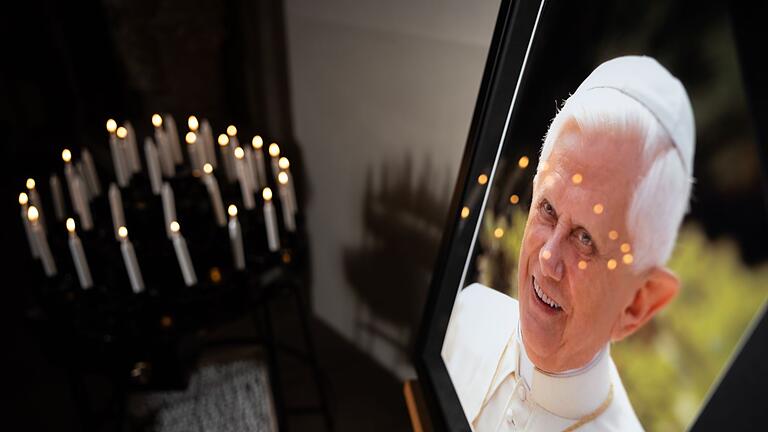 Emeritierter Papst Benedikt XVI. gestorben - Paderborn - Ein Bild mit dem emeritierten Papst Benedikt XVI. ist in einem Dom aufgestellt. Emeritierter Papst Benedikt XVI. gestorben - Paderborn - Ein Bild mit dem emeritierten Papst Benedikt XVI. ist in einem Dom aufgestellt.