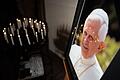 Emeritierter Papst Benedikt XVI. gestorben - Paderborn       -  Ein Bild mit dem emeritierten Papst Benedikt XVI. ist in einem Dom aufgestellt.