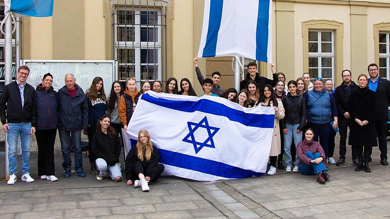 Ein Besuch als historische Spurensuche: Michael Frosch, Sigal Ostreicher und Oded Zingher (von links) begleiten das Austauschprogramm zweier Schulen, das nun auch nach Würzburg zu Bürgermeisterin Judith Jörg und Riccardo Altieri führte (von rechts). Ein Besuch als historische Spurensuche: Michael Frosch, Sigal Ostreicher und Oded Zingher (von links) begleiten das Austauschprogramm zweier Schulen, das nun auch nach Würzburg zu Bürgermeisterin Judith Jörg und Riccardo Altieri führte (von rechts).
