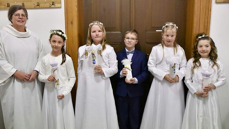 Vier Mädchen, Luna Fiedler aus Königsberg, Miriam Finzel aus Hellingen und Leni und Lotte Pützkaul aus Holzhausen sowie der Junge Max Pohley aus Königsberg feierten am Sonntag in der St. Josefskirche in Königsberg mit Pfarrer Joachim Morgenroth und Pastoralreferentin Claudia Nowak in einem festlichen Gottesdienst ihre 1. Heilige Kommunion an einem im wahrsten Sinn des Wortes für kurze Zeit durch den Schneefall herbei geführten „Weißen Sonntag“. Vier Mädchen, Luna Fiedler aus Königsberg, Miriam Finzel aus Hellingen und Leni und Lotte Pützkaul aus Holzhausen sowie der Junge Max Pohley aus Königsberg feierten am Sonntag in der St. Josefskirche in Königsberg mit Pfarrer Joachim Morgenroth und Pastoralreferentin Claudia Nowak in einem festlichen Gottesdienst ihre 1. Heilige Kommunion an einem im wahrsten Sinn des Wortes für kurze Zeit durch den Schneefall herbei geführten „Weißen Sonntag“.