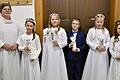 Vier Mädchen, Luna Fiedler aus Königsberg, Miriam Finzel aus Hellingen und Leni und Lotte Pützkaul aus Holzhausen sowie der Junge Max Pohley aus Königsberg feierten am Sonntag in der St. Josefskirche in Königsberg mit Pfarrer Joachim Morgenroth und Pastoralreferentin Claudia Nowak in einem festlichen Gottesdienst ihre 1. Heilige Kommunion an einem im wahrsten Sinn des Wortes für kurze Zeit durch den Schneefall herbei geführten „Weißen Sonntag“.