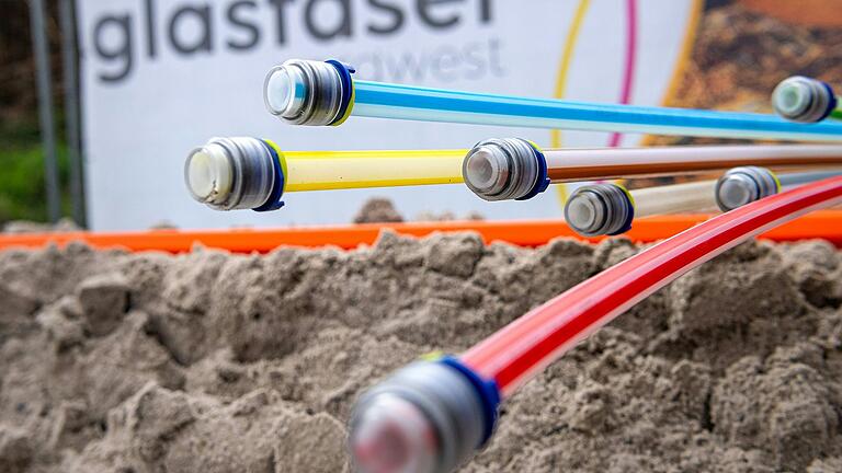 Für den Breitbandausbau erhielt die Stadt Hofheim jüngst die Zusage über Fördergelder des Bundes in Höhe von rund 4,3 Millionen Euro. Für den Breitbandausbau erhielt die Stadt Hofheim jüngst die Zusage über Fördergelder des Bundes in Höhe von rund 4,3 Millionen Euro.