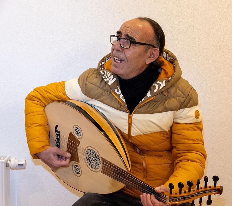 Mohamed Tadfi aus Syrien präsentierte bei der Eröffnung der Galerie Lieder aus seiner Heimat. Mohamed Tadfi aus Syrien präsentierte bei der Eröffnung der Galerie Lieder aus seiner Heimat.