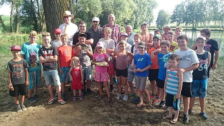 30 Kinder am Angelsee: Bei strahlend blauem Sommerhimmel konnten Vorsitzender Lukas Bräuer und sein Stellvertreter Erich Servatius sowie Horst Gandziarowski, Elmar Stickelmaier und Susanne Wilfling vom SPD-Ortsverein 30 Kinder zur Wanderung zum Angelsee des Sportangelclubs im Rahmen der Ferienpassaktion der Stadt Gerolzhofen begrüßen. Tierschützer aus Baden-Württemberg haben den Sportangelclub nun angesichts der sei Jahren durchgeführten Aktion beim Veterinäramt in Schweinfurt wegen eines angeblichen Verstoßes gegen das Tierschutzgesetz angezeigt. 30 Kinder am Angelsee: Bei strahlend blauem Sommerhimmel konnten Vorsitzender Lukas Bräuer und sein Stellvertreter Erich Servatius sowie Horst Gandziarowski, Elmar Stickelmaier und Susanne Wilfling vom SPD-Ortsverein 30 Kinder zur Wanderung zum Angelsee des Sportangelclubs im Rahmen der Ferienpassaktion der Stadt Gerolzhofen begrüßen. Tierschützer aus Baden-Württemberg haben den Sportangelclub nun angesichts der sei Jahren durchgeführten Aktion beim Veterinäramt in Schweinfurt wegen eines angeblichen Verstoßes gegen das Tierschutzgesetz angezeigt.
