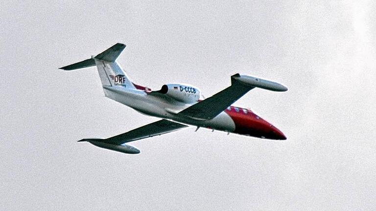 Tief über Gerolzhofen: Dieser Learjet der DRF Luftrettung sorgte am Donnerstagnachmittag für Aufsehen.