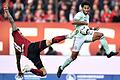 Fussball       -  Das 1:1: Serge Gnabry wird von Robert Bauer angeschossen und erzielt mit einer Bogenlampe den Ausgleich.