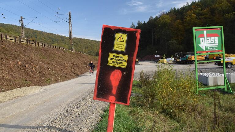 Mit viel Schotter hat die Bahn den Sinntalradweg zur Baustraße zwischen den beiden Brückenbaustellen gemacht. Mit viel Schotter hat die Bahn den Sinntalradweg zur Baustraße zwischen den beiden Brückenbaustellen gemacht.