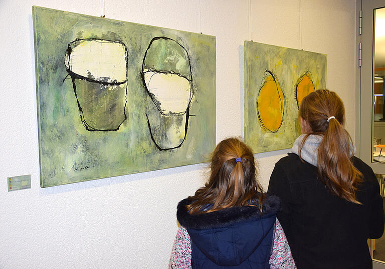 Junge Besucher bei der Vernissage im Zeller Rathaus Junge Besucher bei der Vernissage im Zeller Rathaus