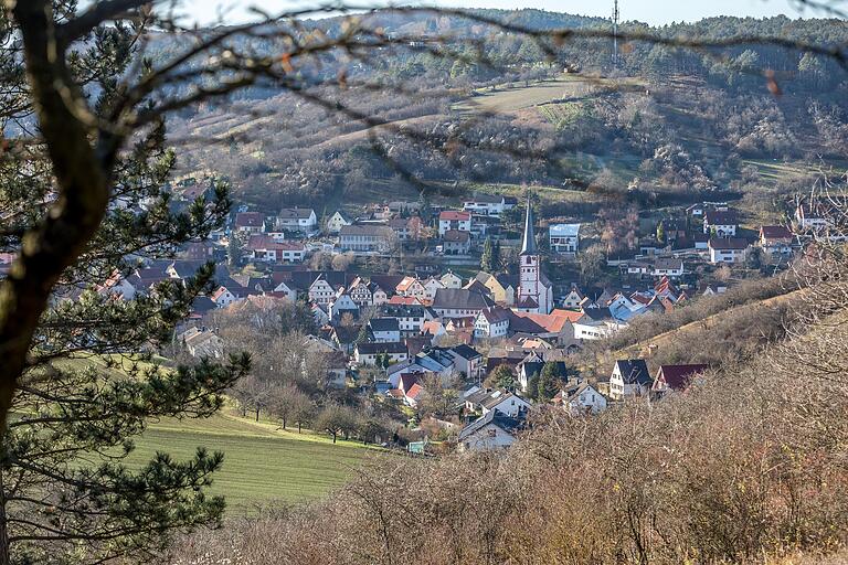 Blick ins Leinachtal. Blick ins Leinachtal.