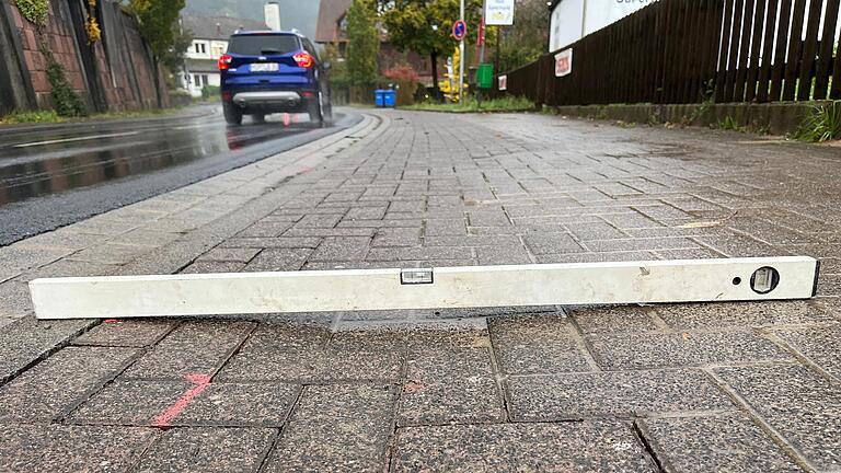 Glasfaserpfusch in Lohr: Eine Senke im frisch verlegten Pflaster in der Partensteiner Straße.