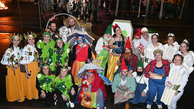 Die Kostümprämierung war der absolute Höhepunkt beim Schallfelder Feuerwehrfasching. Von links: Bierköniginnen aus Krautheim, Salatköpfe, dahinter Siegfried und Roy, beide Schallfeld, Regenbogen aus Oberscharzach, sieben Zwerge aus Schallfeld und Spargel aus Prichsenstadt. Foto: Lothar Riedel