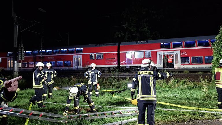 Zug evakuiert in Apen - Baum fällt auf Oberleitung       -  Im Landkreis Ammerland ist ein Baum auf eine Oberleitung gestürzt und hat den Zugverkehr am Bahnhof Augustfehn in Apen zum Erliegen gebracht.