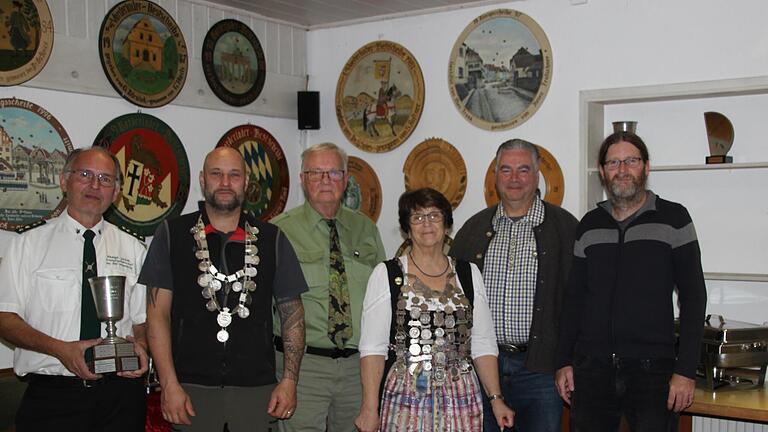 Schützenmeister Heinz Frötschner (l.) und Stellvertretender Bürgermeister Christian Fenn (r.) gratulierten den Hoheiten zum Erfolg (v.l.) Robin Hood Patrick Zierhold, 1. Ritter Dieter Biernoth, Schützenkönigin Helga Sommerfeld und 2. Ritter Christ...       -  Schützenmeister Heinz Frötschner (l.) und Stellvertretender Bürgermeister Christian Fenn (r.) gratulierten den Hoheiten zum Erfolg (v.l.) Robin Hood Patrick Zierhold, 1. Ritter Dieter Biernoth, Schützenkönigin Helga Sommerfeld und 2. Ritter Christian Schmalzbauer.