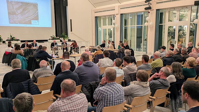 Sanierung der drei Saale-Brücken       -  Etwa hundert Zuhörer ließen sich in der öffentlichen Gemeinderatssitzung über den aktuellen Planungsstand zur Sanierung der drei Saale-Brücken informieren.