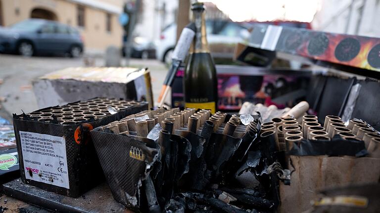 Neujahr - Aufräumarbeiten in München       -  Eine Sektflasche und abgebrannte Feuerwerkskörper liegen nach der Silvesternacht auf einer Straße.