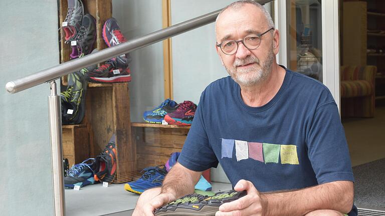Hans Georg Link von Schuhe & Outdoor Link in Mellrichstadt muss im Zuge der Corona-Krise neue Wege finden, seine Ware an den Mann beziehungsweise die Frau zu bringen (Archivbild). Hans Georg Link von Schuhe & Outdoor Link in Mellrichstadt muss im Zuge der Corona-Krise neue Wege finden, seine Ware an den Mann beziehungsweise die Frau zu bringen (Archivbild).