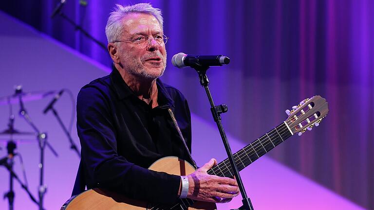 Reinhard Mey (Archivbild 2019) kündigt eine Klage gegen die Dorfrocker an. Der Liedermacher will sich nicht gefallen lassen, dass die Partyband eines seiner Lieder umgedichtet hat. Reinhard Mey (Archivbild 2019) kündigt eine Klage gegen die Dorfrocker an. Der Liedermacher will sich nicht gefallen lassen, dass die Partyband eines seiner Lieder umgedichtet hat.