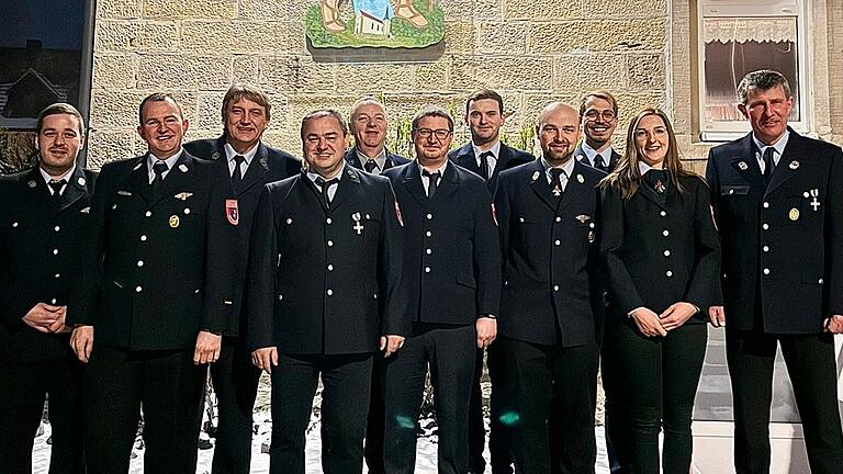 Die neue und alte Vorstandschaft des Feuerwehrvereins Untereßfeld (von links): Ferdinand Müller (2. Vorstand), Philipp Jörg (Vorstand), Michael Helmerich, Bernd Zirkelbach (Beisitzer), Georg Bader, Dominik Zirkelbach (Schriftführer), Sven Kolb (Beisitzer), Jonas Bader (Kommandant), Daniel Böhm (2. Kommandant), Christina Fell (Kassiererin) und Jürgen Reiher. Die neue und alte Vorstandschaft des Feuerwehrvereins Untereßfeld (von links): Ferdinand Müller (2. Vorstand), Philipp Jörg (Vorstand), Michael Helmerich, Bernd Zirkelbach (Beisitzer), Georg Bader, Dominik Zirkelbach (Schriftführer), Sven Kolb (Beisitzer), Jonas Bader (Kommandant), Daniel Böhm (2. Kommandant), Christina Fell (Kassiererin) und Jürgen Reiher.