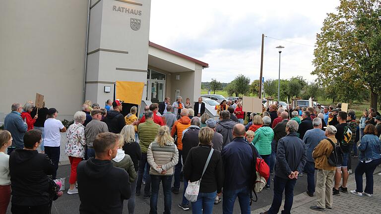 Vor dem Rathaus fanden sich viele Menschen aus den Ortsteilen zu der Demonstration 'Schluss mit warten, der Schulbau muss starten' ein. Vor dem Rathaus fanden sich viele Menschen aus den Ortsteilen zu der Demonstration 'Schluss mit warten, der Schulbau muss starten' ein.