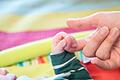 Eltern können mit Hilfe des Kinderfreibetrags ihre Steuerlast senken - das Finanzamt prüft dabei, ob sie davon stärker profitieren als vom Kindergeld.jpeg       -  In Deutschland erhalten alle Eltern Kindergeld - oder? Wer genau Anspruch auf die Leistung hat.