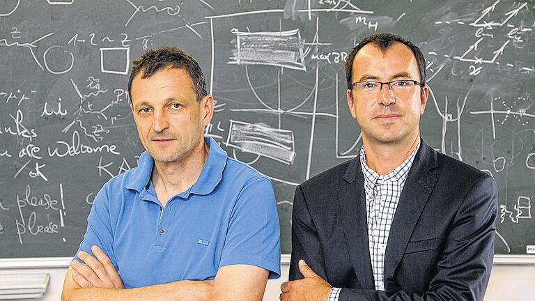 Auf der Suche nach den kleinsten Teilchen: Die Würzburger Physiker Ansgar Denner (links) und Thomas Trefzger. Auf der Suche nach den kleinsten Teilchen: Die Würzburger Physiker Ansgar Denner (links) und Thomas Trefzger.