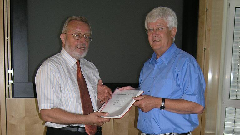 2006: Da war Günter Stock noch Bürgermeister von Margetshöchheim. Links der damalige Würzburger Landrat Waldemar Zorn. 2006: Da war Günter Stock noch Bürgermeister von Margetshöchheim. Links der damalige Würzburger Landrat Waldemar Zorn.
