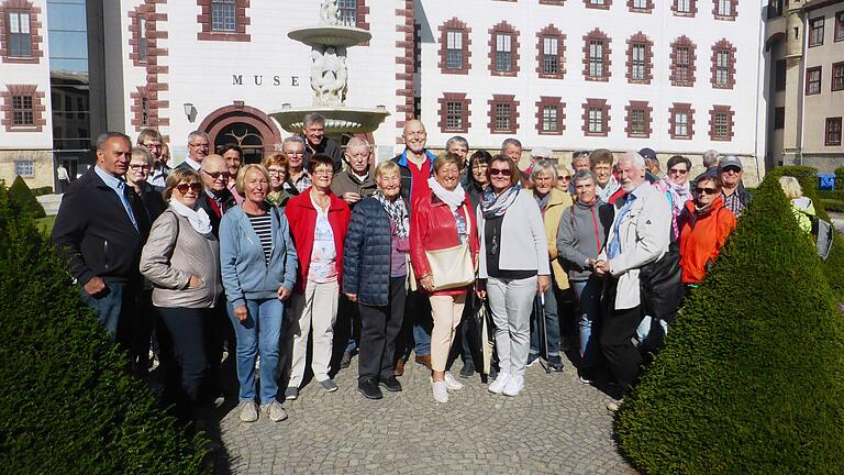 Die Reisegruppe des SPD-Ortsvereins Gerolzhofen vor der Elisabethenburg in Meiningen.