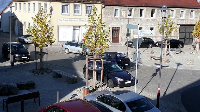 Das Parkverhalten der Verkehrsteilnehmer in allen Schwarzacher Ortsteilen kommt auf den Prüfstand. Weil sich die Situation immer mehr zuspitzt, setzte Bürgermeister Volker Schmitt das Thema auf die Tagesordnung des Gemeinderats. Das Foto zeigt den Marktplatz von Stadtschwarzach. Das Parkverhalten der Verkehrsteilnehmer in allen Schwarzacher Ortsteilen kommt auf den Prüfstand. Weil sich die Situation immer mehr zuspitzt, setzte Bürgermeister Volker Schmitt das Thema auf die Tagesordnung des Gemeinderats. Das Foto zeigt den Marktplatz von Stadtschwarzach.