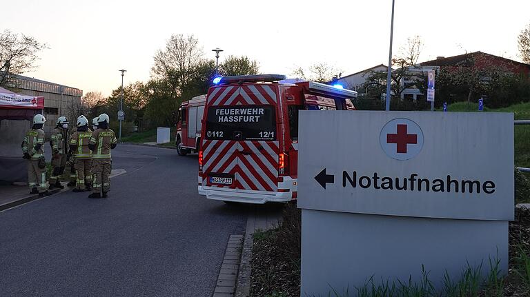 Mit dem kompletten Rüstzug rückte die Feuerwehr am Krankenhaus an. Mit dem kompletten Rüstzug rückte die Feuerwehr am Krankenhaus an.